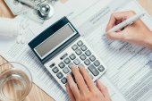 Náklady na zdravotní péči koncept, stetoskop a kalkulačka na stole