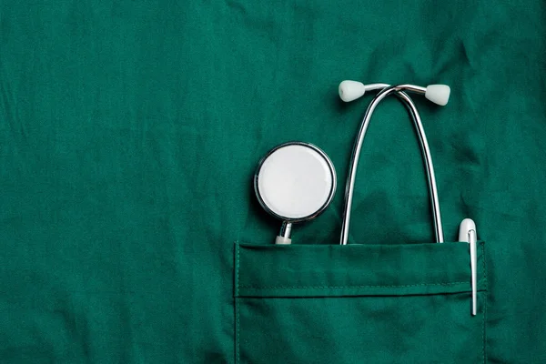 Estetoscopio sobre uniforme médico — Foto de Stock