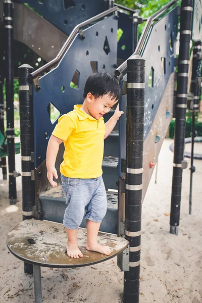 Chłopiec na plac zabaw w parku — Zdjęcie stockowe