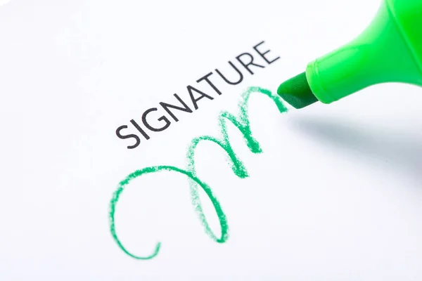 Podpis na papíře zelené značky — Stock fotografie