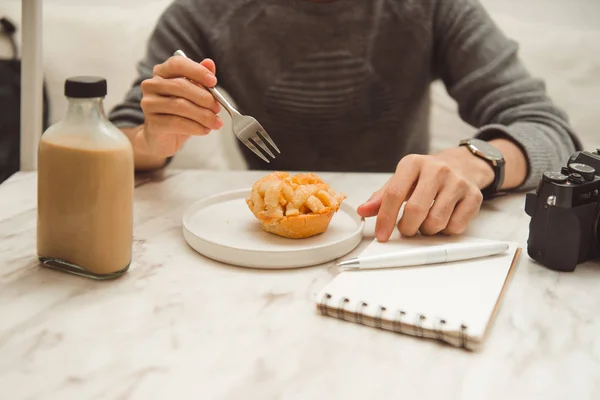 Εσωτερικη αρσενικό χέρια με σημειωματάριο, muffin και Καφές Κύπελλο σε t — Φωτογραφία Αρχείου