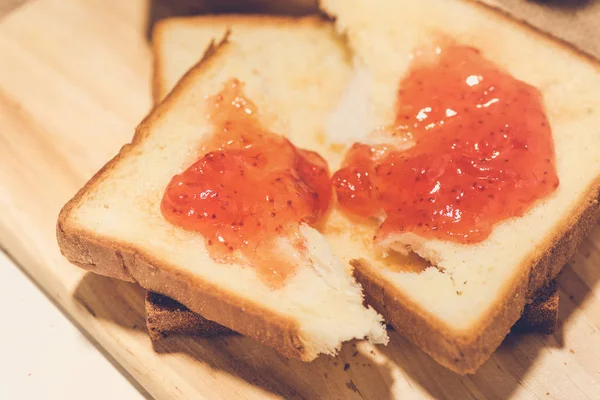 Tostadas con mermelada de fresa —  Fotos de Stock