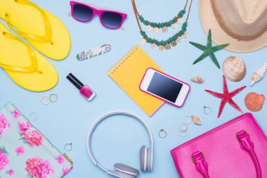 Pembe çanta aksesuarları ile