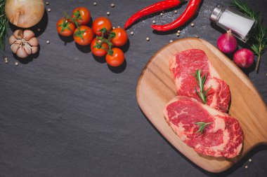 Malzemelerle ham sığır eti 