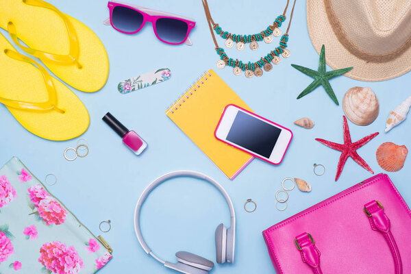 Розовая сумка с аксессуарами
