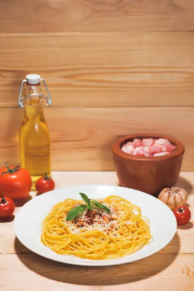 Plate of tasty spaghetti with tomato sauce and meat on wooden table — Stock Photo, Image