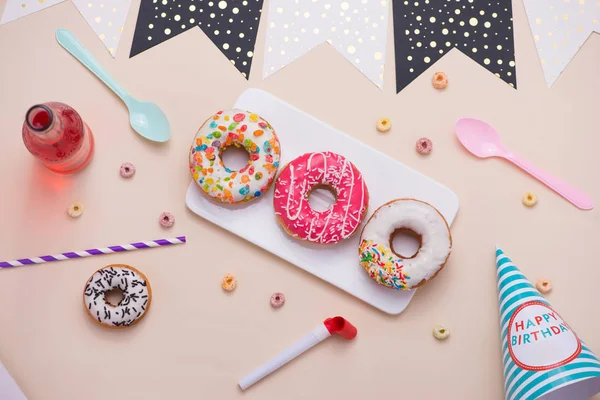 Rosquillas vidriadas y cosas de fiesta — Foto de Stock