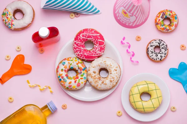 Donuts coloridos e coisas de festa — Fotografia de Stock