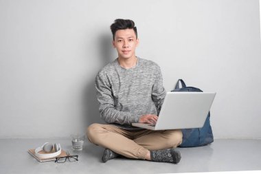 dizüstü bilgisayar kullanan adam