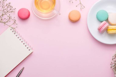 defter, macarons, çay