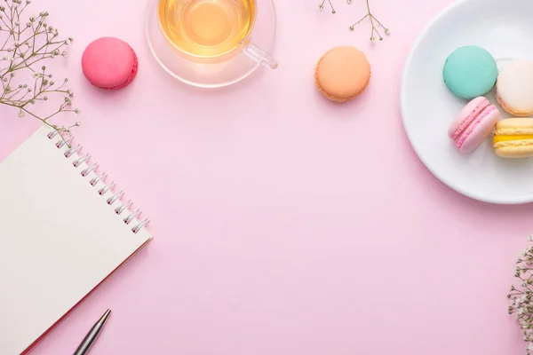 Notebook, macaroane, ceașcă de ceai — Fotografie, imagine de stoc