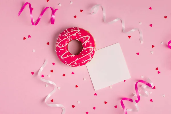 Strawberry donut med strössel — Stockfoto