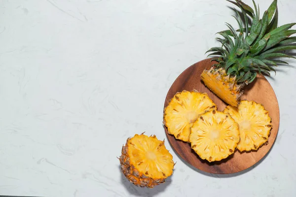 Ananas proaspăt feliat — Fotografie, imagine de stoc