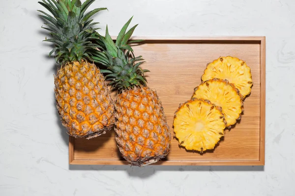 Dilimlenmiş ve tüm ananas — Stok fotoğraf