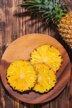 dilimlenmiş ve tüm ananas