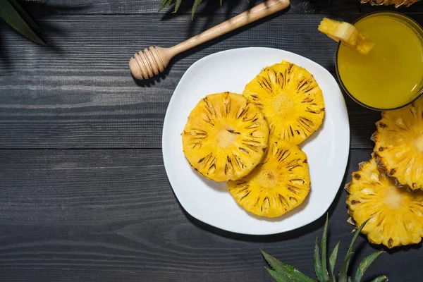 Piña a la plancha en la mesa — Foto de Stock