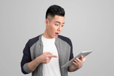 Dijital tablet tutan işadamı 