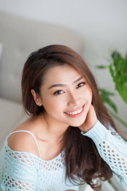 Kameraya gülümseyen kadın