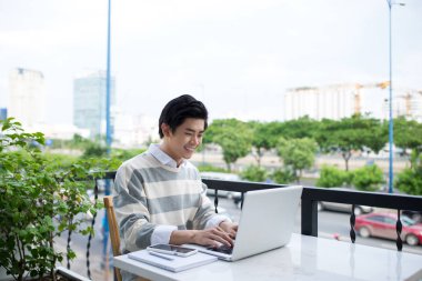 Dizüstü bilgisayarda çalışan adam