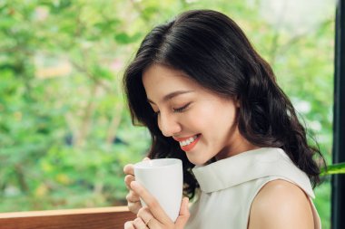 kadın elinde kupa ile