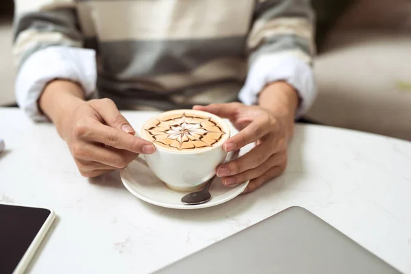 Manos sosteniendo la taza de café — Foto de Stock