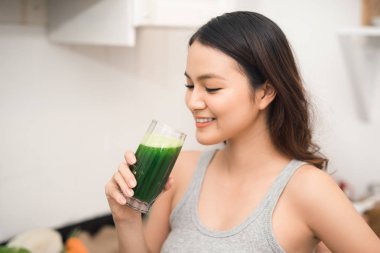 Kadın holding güler yüzlü