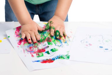 küçük çocuk suluboya kullanarak boyama 