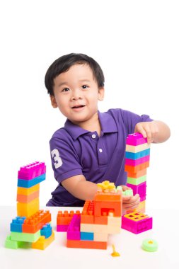Çocuk çocuk legolarla oynuyor