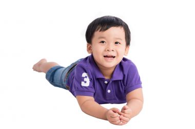 aşağı uzanmış küçük çocuğu