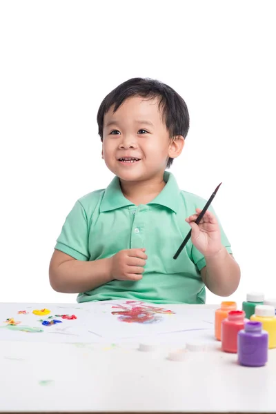 水彩絵の具を使った描画の小さな男の子 — ストック写真