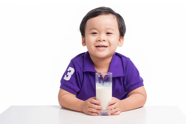 Pojke med mjölk — Stockfoto