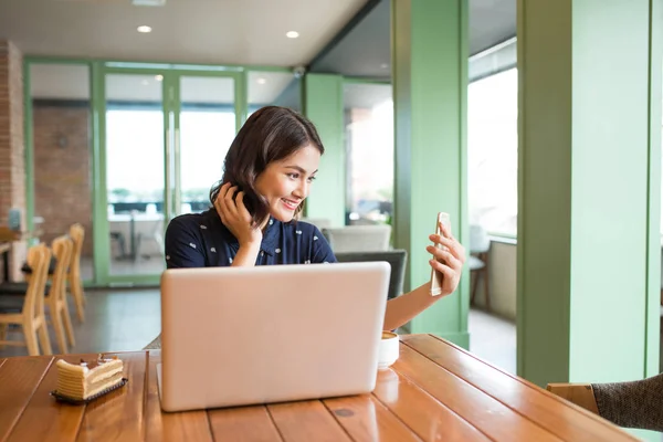 Woman holding mug drinking coffee — Stock Photo, Image