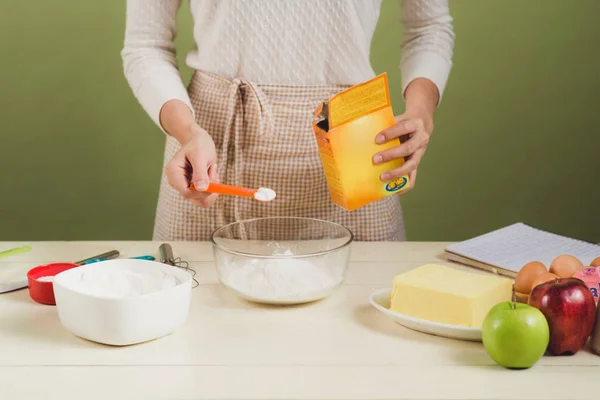 Mujer preparando la masa para el pastel. — Foto de Stock