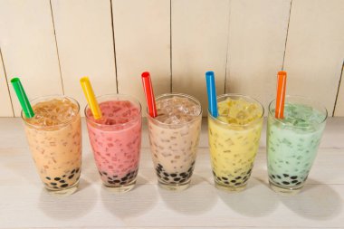 Süt çay buz küpleri ile