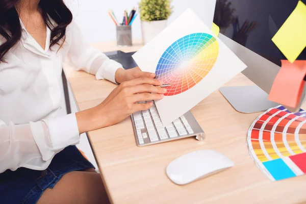 Photo editor working at desk — Stock Photo, Image