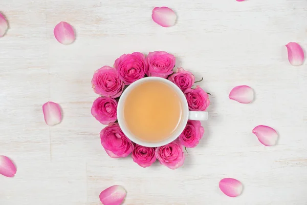 Šálek čaje a růží — Stock fotografie