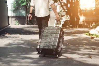 adam bavul seyahat ile 