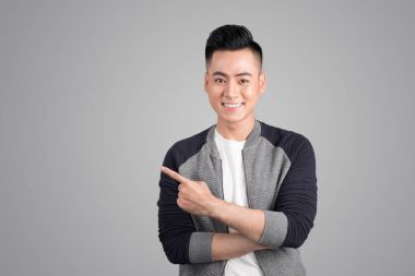 Yakışıklı genç adam. 