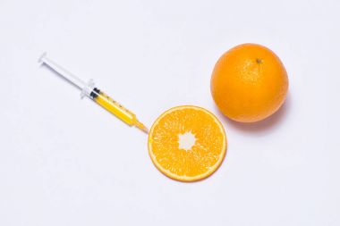 portakal ve izole şırınga 