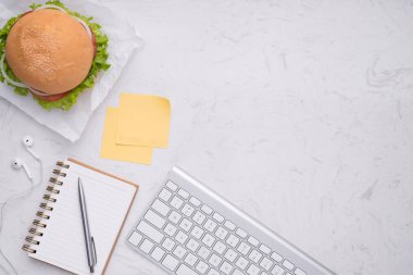 Office, masada lezzetli ev yapımı hamburger yemek.