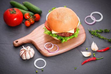 kesme tahtası üzerinde Burger