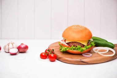 kesme tahtası üzerinde Burger