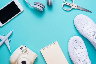 Tatil kavramı. Üstten Görünüm üzerinde ahşap b ayarla seyahat aksesuarları