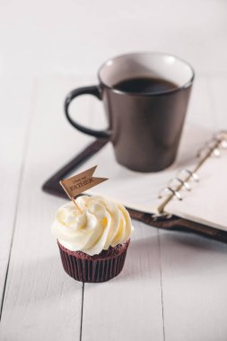 Tatlım, kahve fincanı ve defter