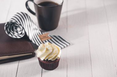 cupcake, kravat ve defter