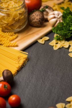 domates, spagetti makarna, biberiye ve baharatlar