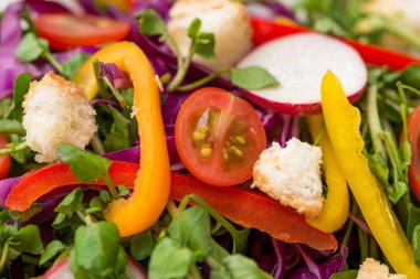 Taze sebze salatası.