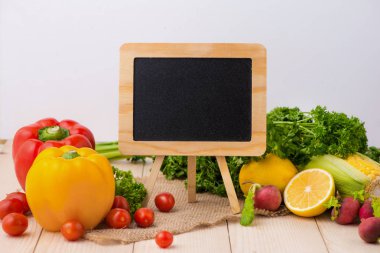 Taze sebze ve yazı tahtası