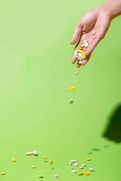Comprimidos amarelos na mão — Fotografia de Stock