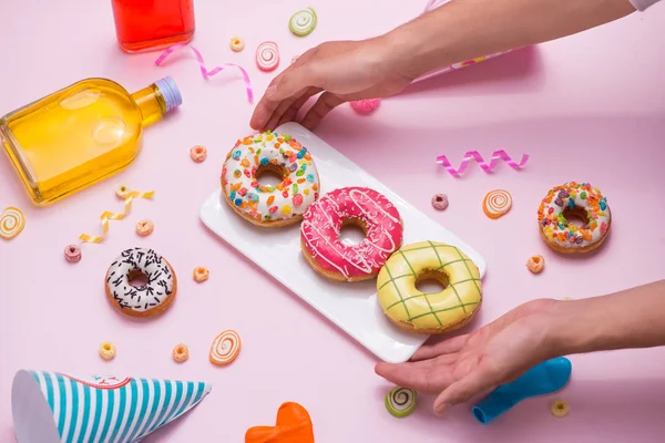 Rosquillas coloridas y cosas de fiesta — Foto de Stock